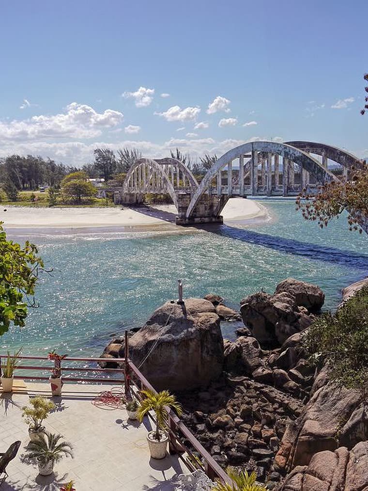 Ponte e canal da Barra de Guaratiba, no Rio de Janeiro