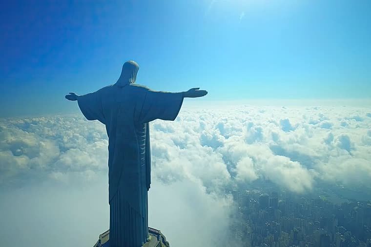 Cristo Redentor no alto do Corcovado, acima das nuvens