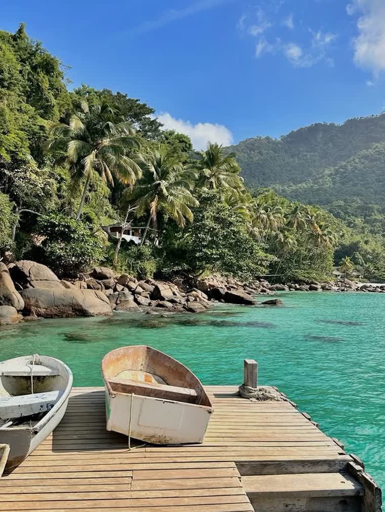 Píer e barcos na Ilha Grande