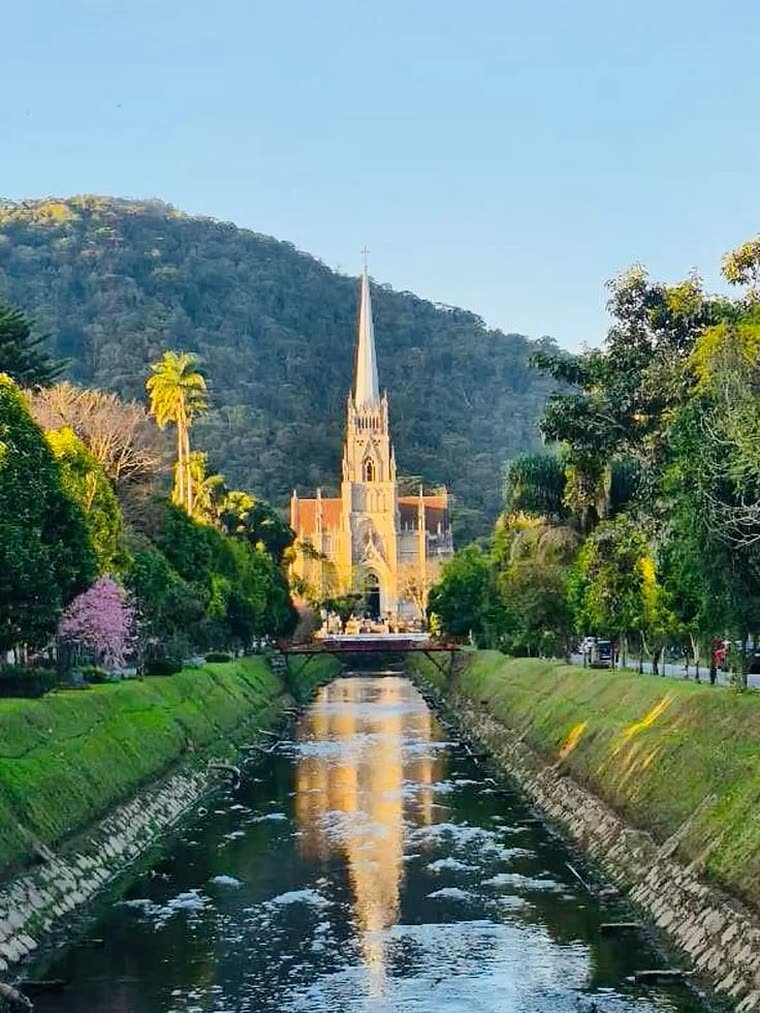 Catedral de São Pedro de Alcântara refletida no canal, em Petrópolis