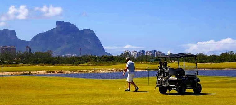 Campo Olímpico de Golfe, na Barra da Tijuca, com a Pedra da Gávea ao fundo