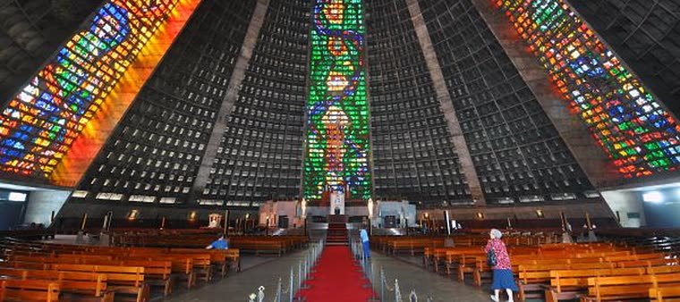 Nave e vitrais da Catedral Metropolitana do Rio de Janeiro
