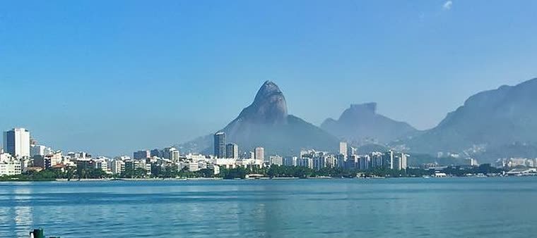 Lagoa Rodrigo de Freitas, com o Morro Dois Irmãos ao fundo